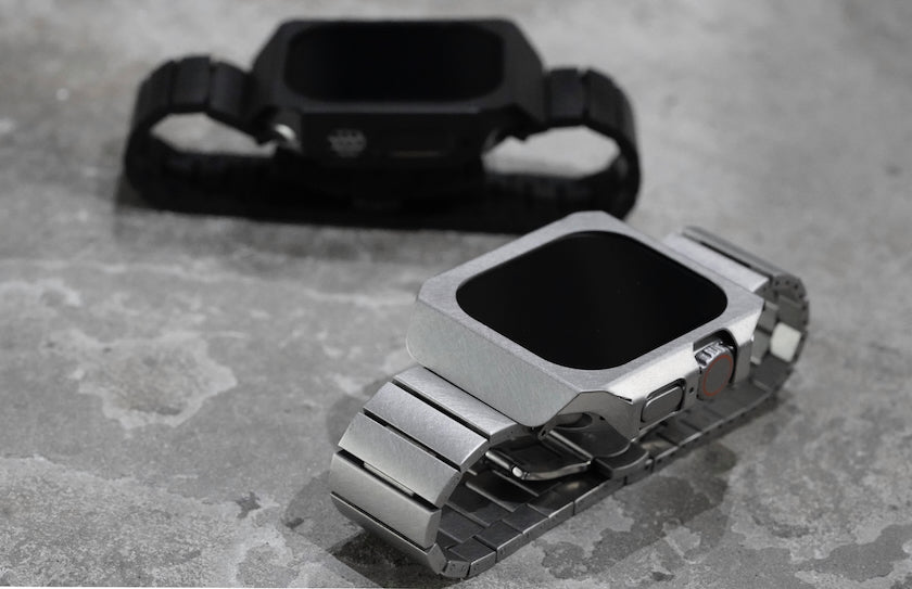 Claustrum - Cadre Apple Watch Persona L AG (acier inoxydable poli + finition revêtement argenté)