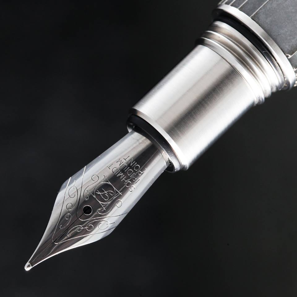 22STUDIO - Contour Fountain Pen (Dark Grey)