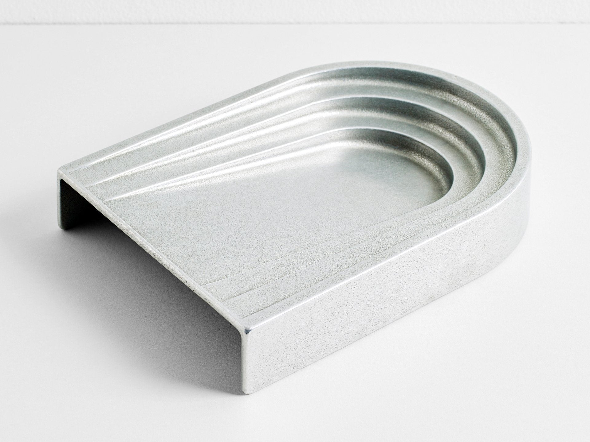 Henry Wilson – Thoronet Dish (poliertes Aluminium) 