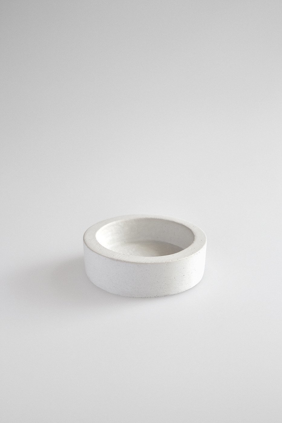 Studiokyss - Petit conteneur rond en béton blanc